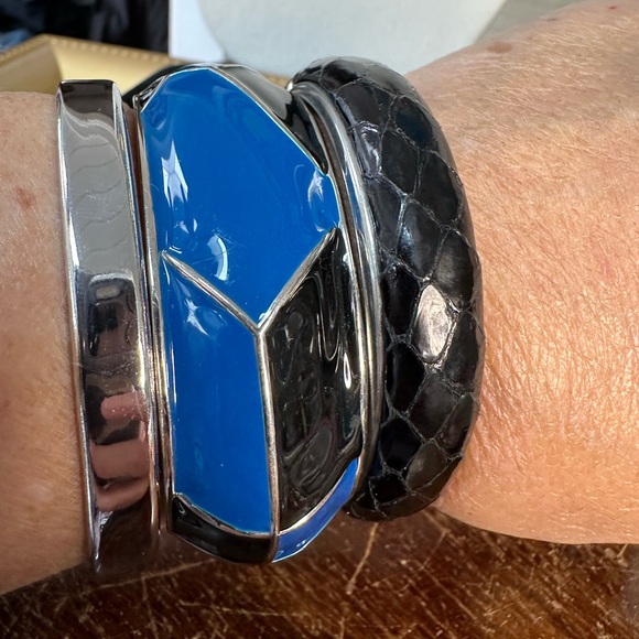 Blue and black silvertone bracelet group - Picture 5 of 7